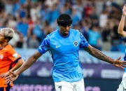 开云体育登录-足球比赛中球员技术一流，表现抢眼