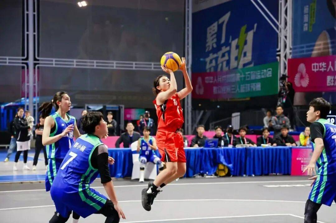 篮球女队在全国比赛中取得亚军