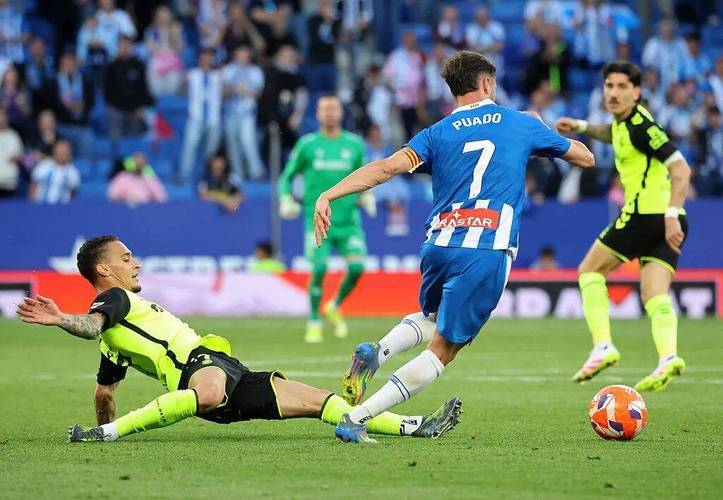 包含皇家社会客场取胜，士气高昂备战下一轮的词条