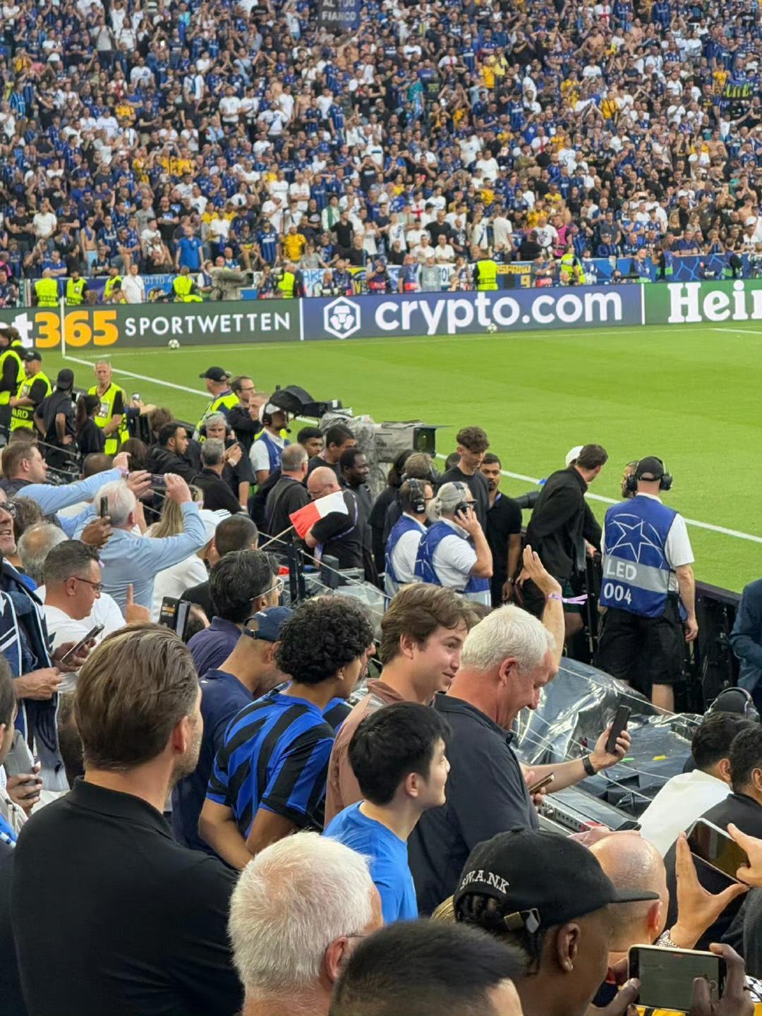 皇马主场球迷欢声雷动,球队士气高昂的简单介绍 皇马主场球迷欢声雷动,球队士气高昂的简单介绍