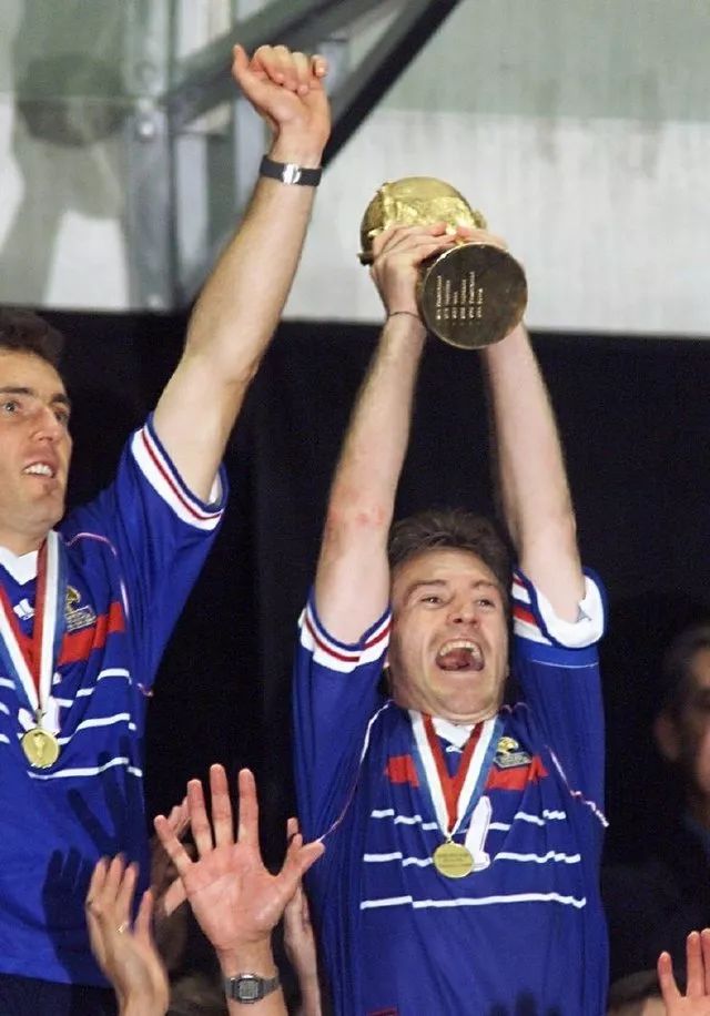 法国队完胜瑞典队,奥恰洛夫点燃赛场的简单介绍 法国队完胜瑞典队,奥恰洛夫点燃赛场的简单介绍