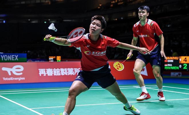 韩国队碾压日本队，黄鸭组合点燃赛场