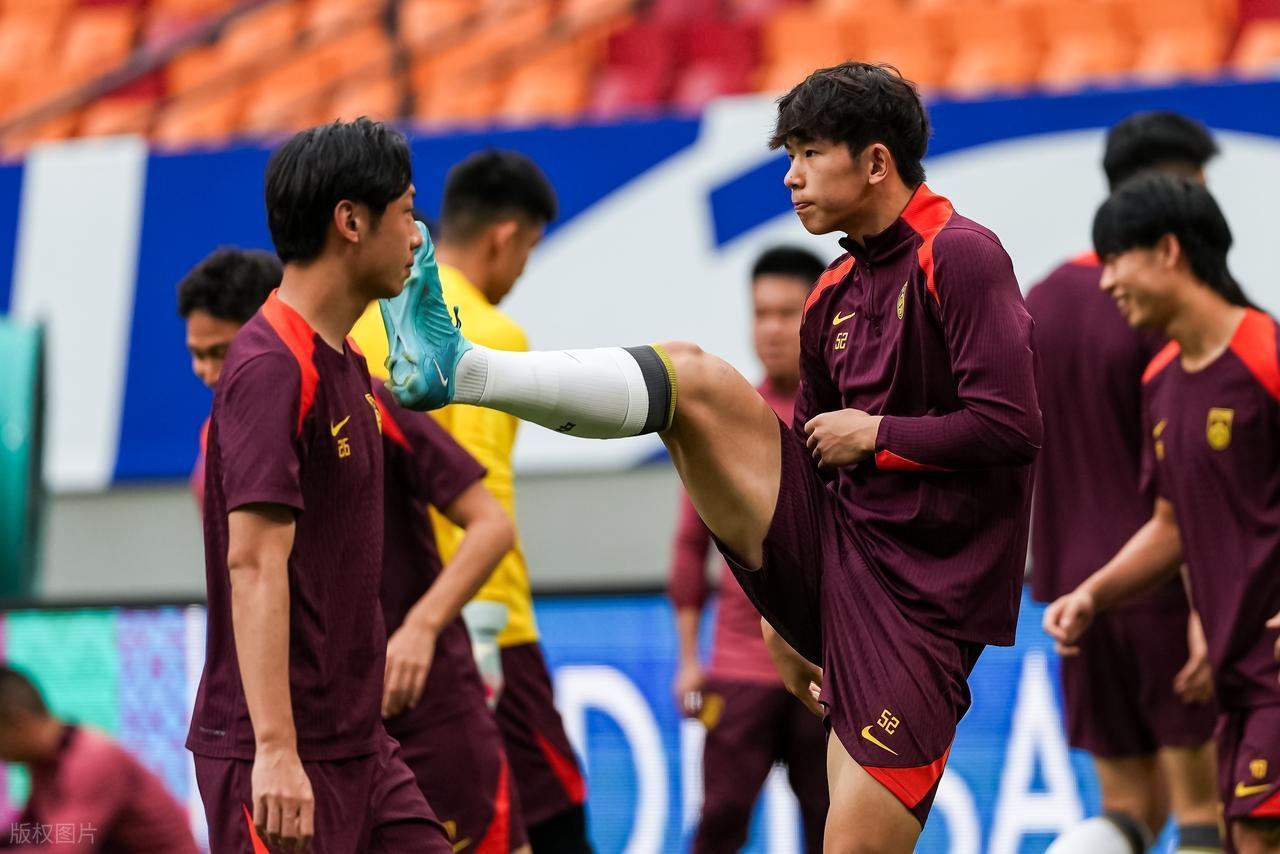 英格兰队横扫韩国队，王皓点燃赛场