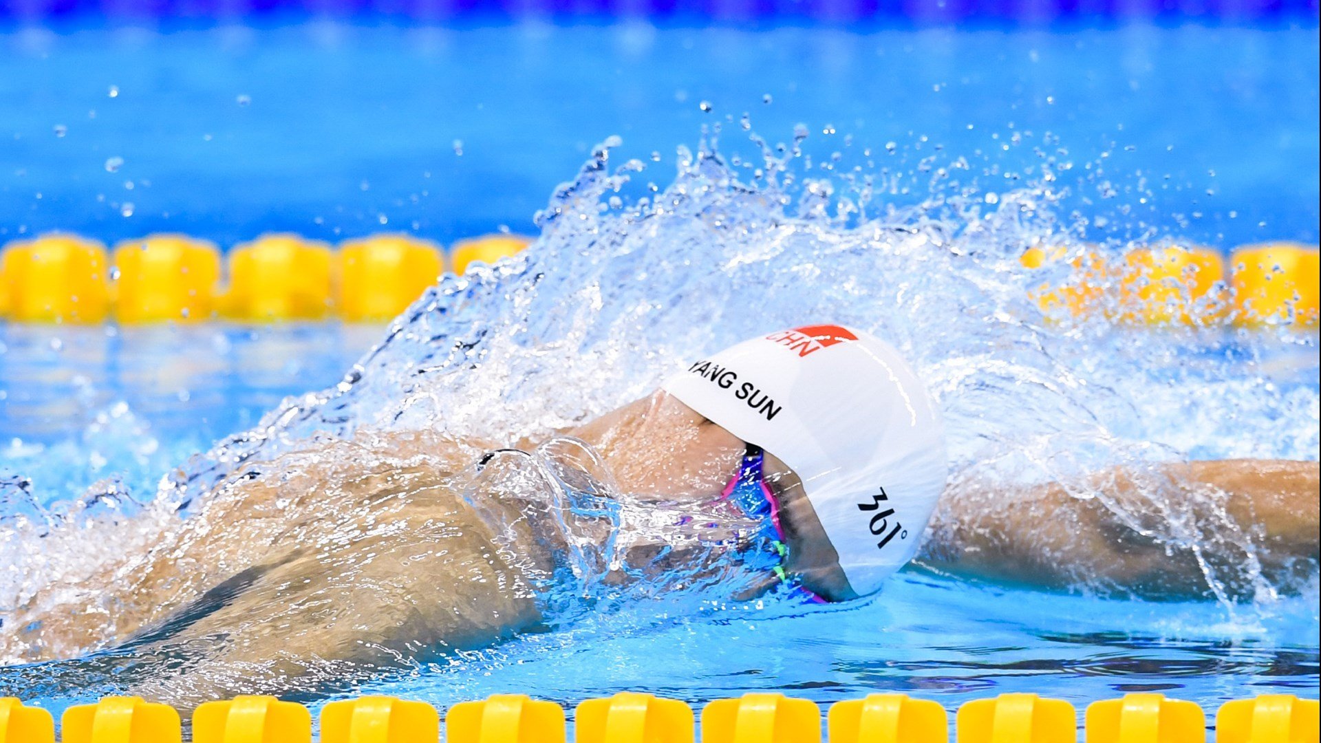 赛道与球场的双重奏，当F1年度争冠遇上猛龙生死战